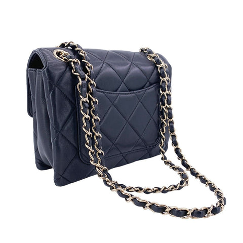 【中古】 CHANEL シャネル  ショルダーバッグ マトラッセ20 カーフスキン G金具 22028975 AK